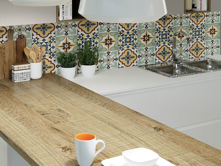 centro kitchen κουζίνα, caramel, φλοράλ πλακάκια, ανοιχτό ξύλο, ανάγλυφα νερά, λευκό χρώμα, πάγκος κουζίνας, νεροχύτης