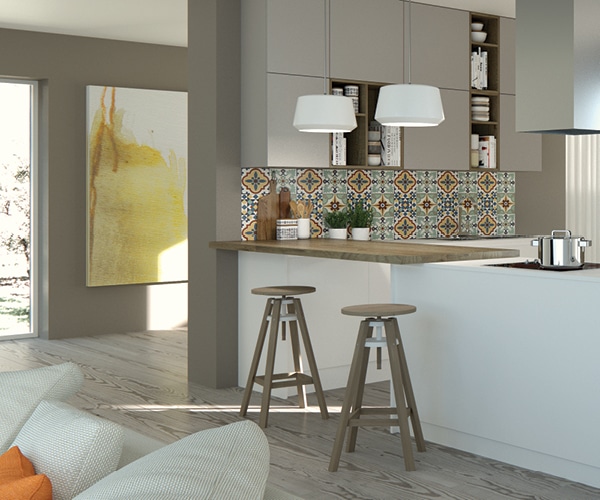 centro kitchen κουζίνα, caramel, φλοράλ πλακάκια, ανοιχτό ξύλο, ανάγλυφα νερά, λευκό χρώμα, νησίδα, κρεμαστά ντουλάπια