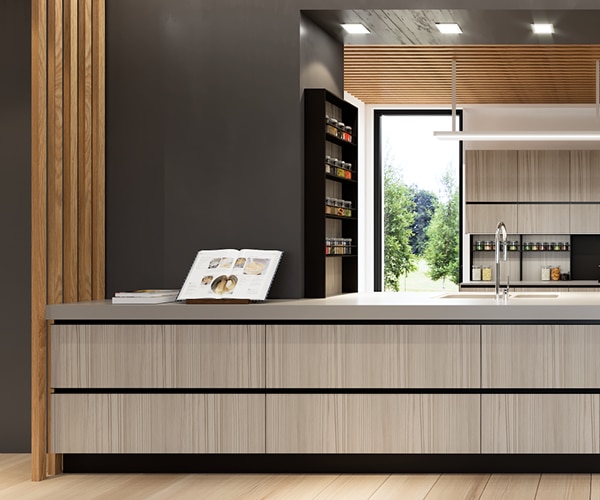 centro kitchen κουζίνα, design, μοντέρνα κουζίνα, toffee, ανοιχτόχρωμο ξύλο, ιδιαίτερο μαύρο πόμολο, μεταλλική βιβλιοθήκη, υψηλές ανοιχτόχρωμες μονάδες, νησίδα
